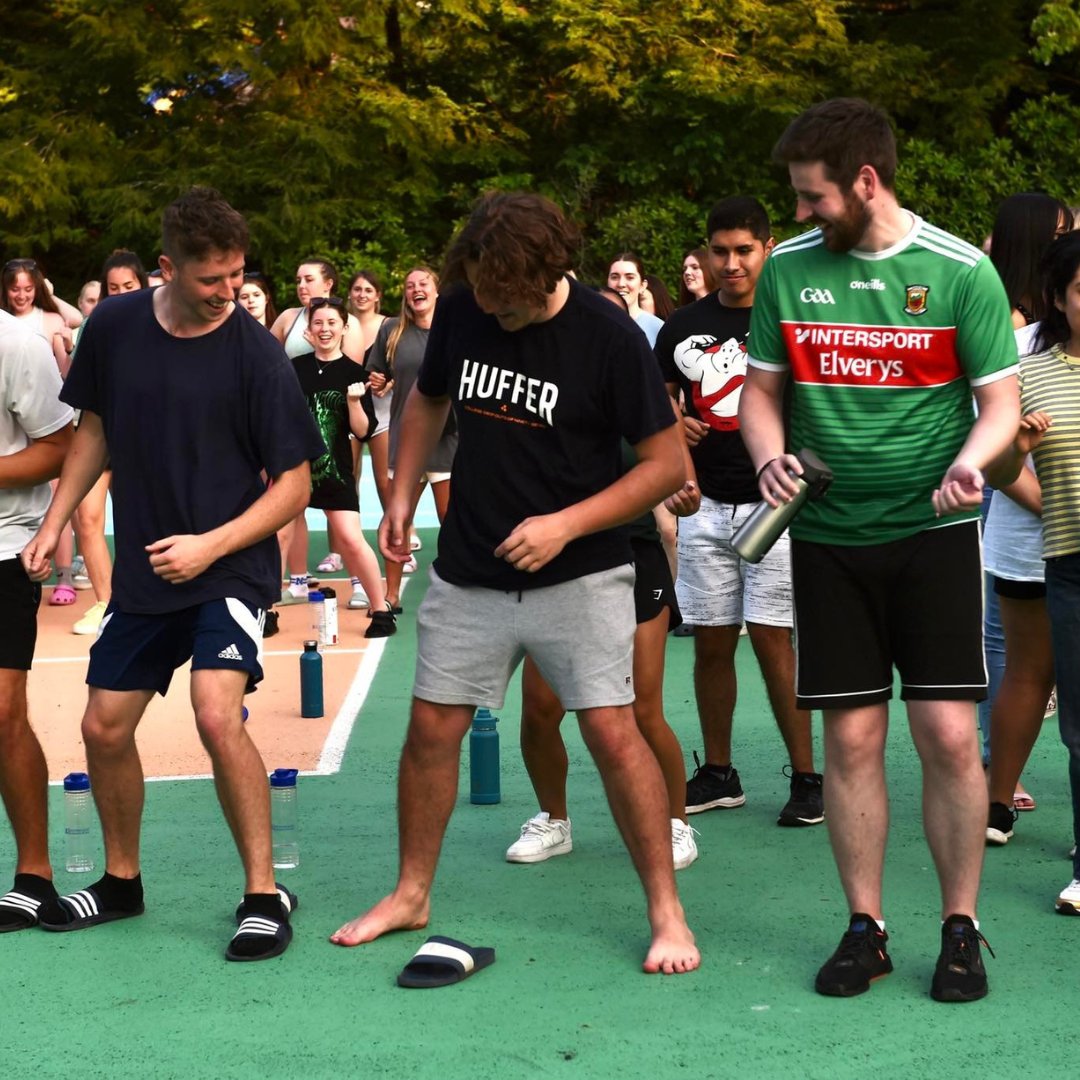 CampAmericaNZ's tweet photo. You can always count on the Kiwis to take their shoes off and let the dogs run wild when it gets a bit hot🦶🙈 Summer camp calls for open toed shoes always! 

Click the link in bio for further info 🔗
Photo Cred @_brynjohnstone https://t.co/q6uQLk9END