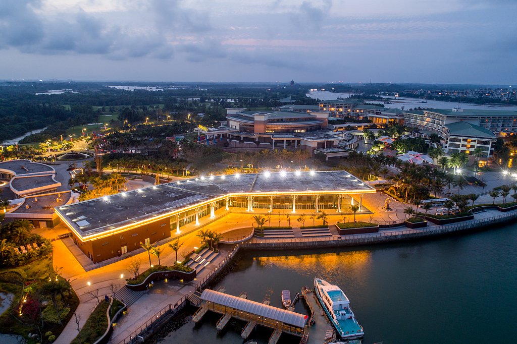 CGTNGlobalBiz's tweet image. #SpringinChina: Night falls in Bo'ao, carrying the hopes of waking up to a brighter tomorrow for all. #Boao2023 #BizBoao