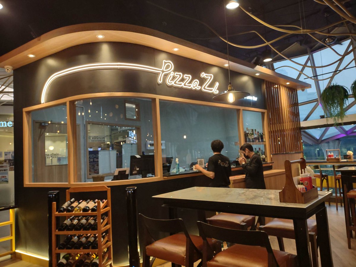 MoobinPakin's tweet photo. Pizza 'Zi📍พิซซ่าฟิวชั่น! ตัวร้านตั้งอยู่ชั้น 2 ของโรงแรม Hyatt ปากซอยสุขุมวิท 13 เดินจากBTSนานามาง่ายๆ
นี่ได้ลองหน้า Meat Lover กับ Smoked Salmon บอกเลยว่าลงตัวสุดๆ เนื้ออร่อย แป้งกรอบดี ทำไว แถมร้านมีไวน์ คราฟท์เบียร์ และค็อกเทลให้สั่งอีกด้วยนะ 
#หมูบินพากิน #อร่อยบอกต่อ @aroii https://t.co/E2IBDNOrvv