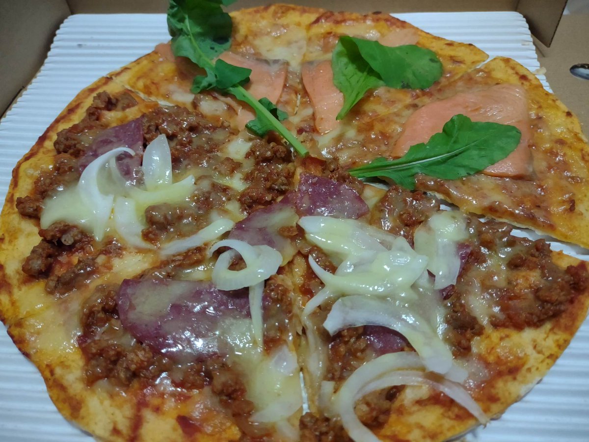 MoobinPakin's tweet photo. Pizza 'Zi📍พิซซ่าฟิวชั่น! ตัวร้านตั้งอยู่ชั้น 2 ของโรงแรม Hyatt ปากซอยสุขุมวิท 13 เดินจากBTSนานามาง่ายๆ
นี่ได้ลองหน้า Meat Lover กับ Smoked Salmon บอกเลยว่าลงตัวสุดๆ เนื้ออร่อย แป้งกรอบดี ทำไว แถมร้านมีไวน์ คราฟท์เบียร์ และค็อกเทลให้สั่งอีกด้วยนะ 
#หมูบินพากิน #อร่อยบอกต่อ @aroii https://t.co/E2IBDNOrvv