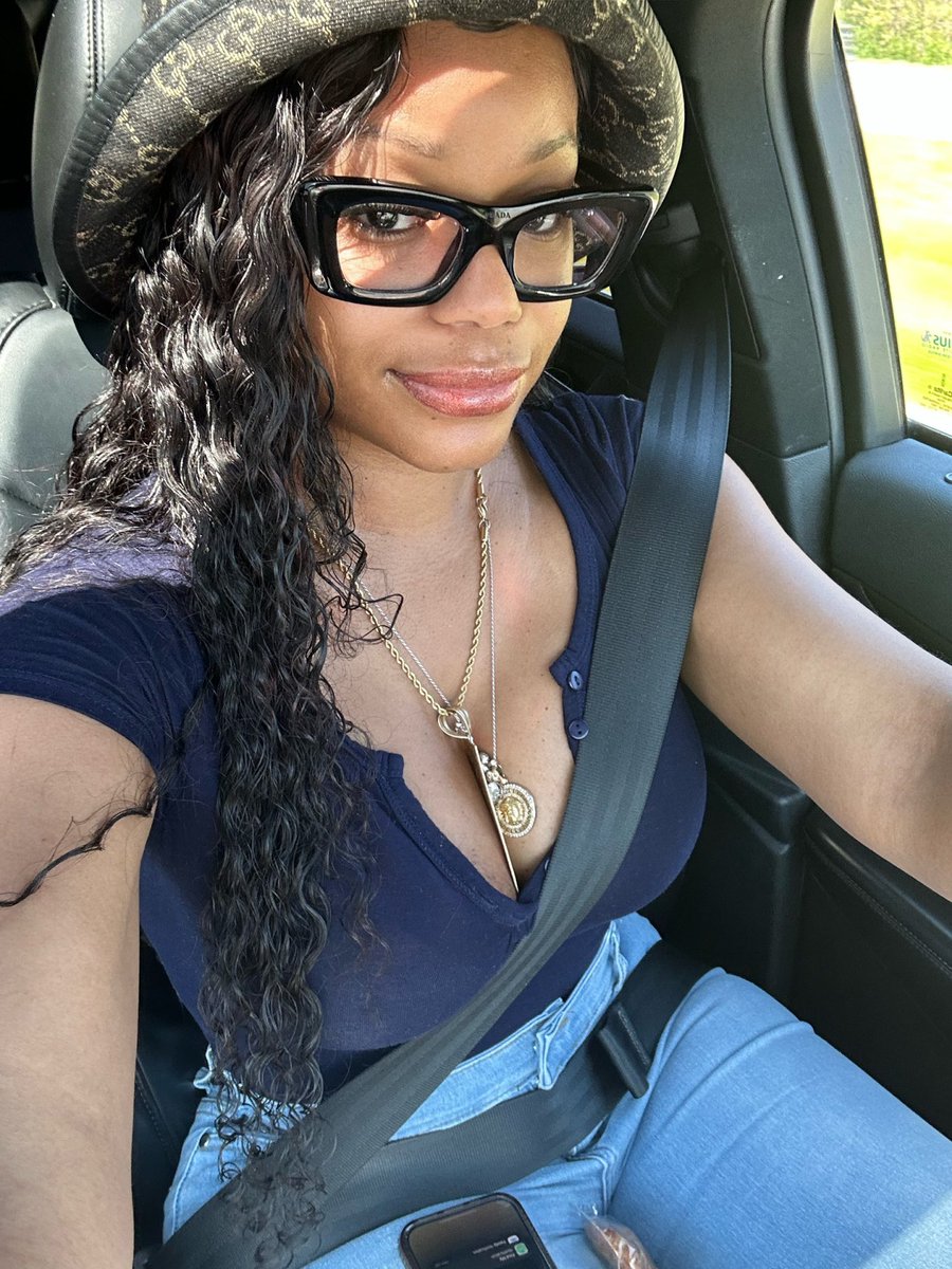 vcbarbie's tweet photo. No makeup needed cause I only use @vcgposh  skincare kit on my face in the mornings and and at night https://t.co/4ly2QWMc1O
