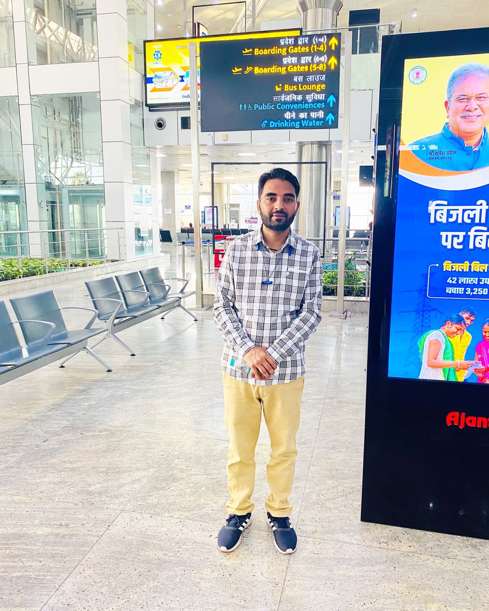 atulparashari's tweet photo. आँखों में अधूरी नीद और अधूरे सपने मुझे हर बार सफ़र में रहने को कहते है॥
#backtohometown https://t.co/p1yDFcxXDb