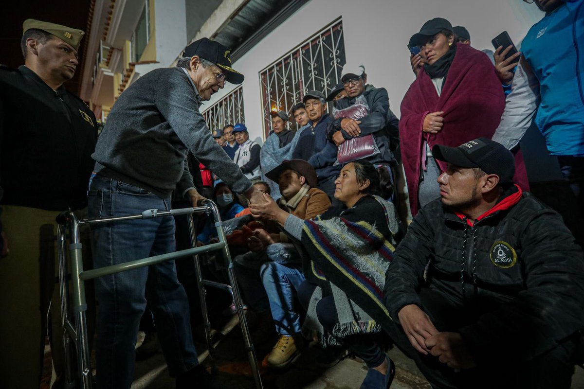 Academiatvec's tweet photo. ATENCIÓN || esta noche se reportan uno incidentes en #Alausí por la llegada de Guillermo Lasso, presidente del Ecuador. 

Imágenes: cortesía.

Reporte: @Sanchezmendieta https://t.co/MreVWziDFD