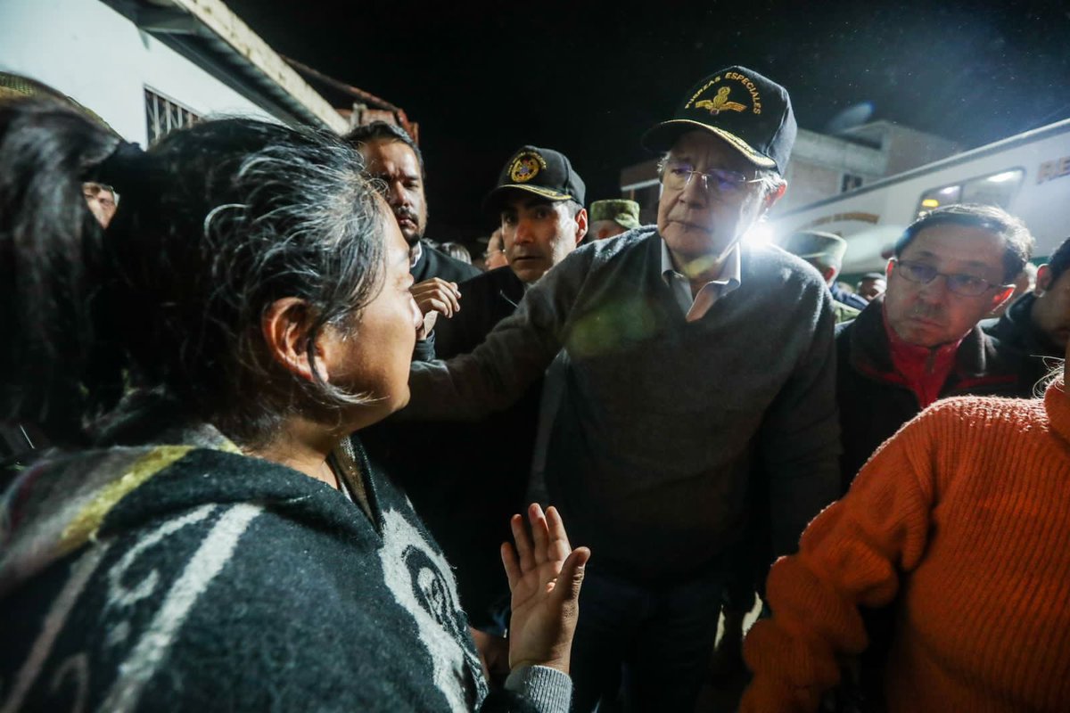 Academiatvec's tweet photo. ATENCIÓN || esta noche se reportan uno incidentes en #Alausí por la llegada de Guillermo Lasso, presidente del Ecuador. 

Imágenes: cortesía.

Reporte: @Sanchezmendieta https://t.co/MreVWziDFD