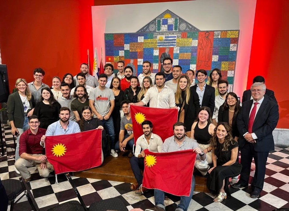 CianoBritos's tweet photo. La cantera joven del Partido Colorado trabajando en unidad. 
Así da gusto 🚩 https://t.co/FuzXeRcP3y