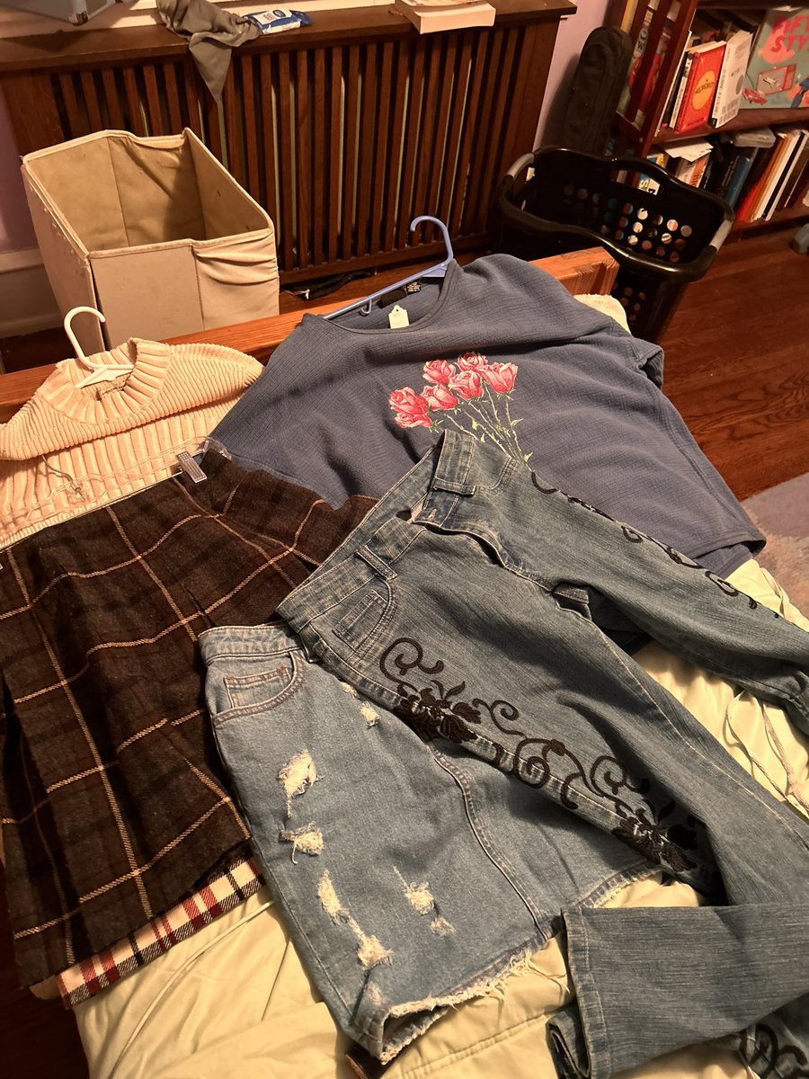 day_break909's tweet photo. went thrifting/shopping the other day and i found a cute daft punk pin + some other AMAZING things lol https://t.co/TUHzB5RVRf