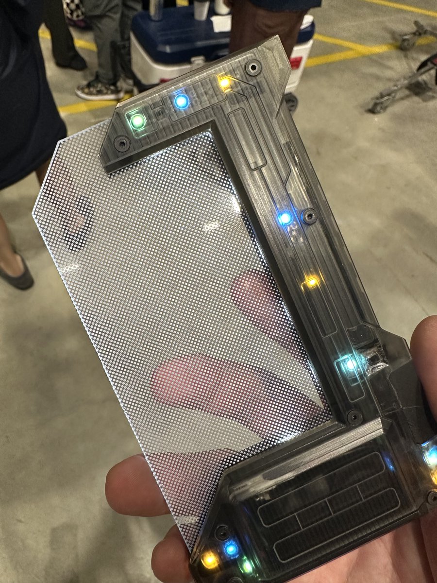 DID YOU KNOW? Ian is using the old prototype hand link from 106!