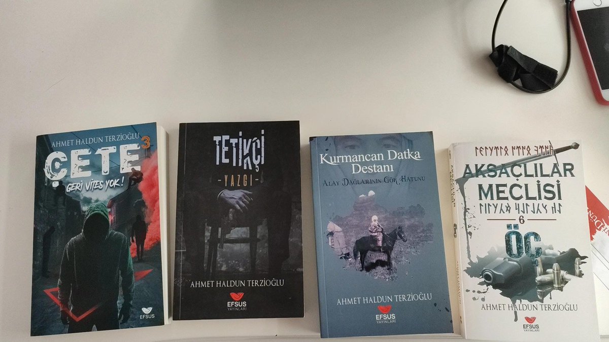 EfsusYay's tweet photo. #aksaçlılarmeclisi #ahmethaldunterzioğlu #neokuyorum #neokusam #kitaptavsiyesi #kitaplık #kütüphane #kitaplariyikivar #bookstagram #bookblogger #bookreader #book #okumak #tetikçi #kurmancandatka #çete3 https://t.co/WV8V8Sho02