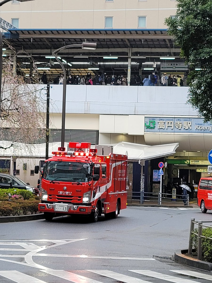 reo_k70's tweet photo. 何事かなぁ⁉️
消防車🚒3台もいます。 https://t.co/My5iq0DZ8L