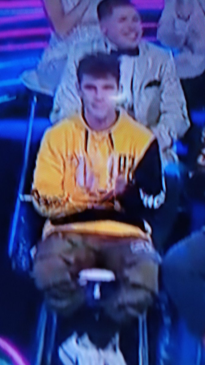 julyy4_'s tweet photo. Agustin no podes ir asi de croto a la tribuna final #Gh2022 #GH #agustingh #GHFinal https://t.co/NZ35apNbgH