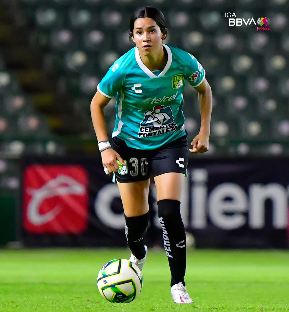 LigaBBVAFemenil's tweet photo. Isabela Esquivias y su futbol 📈vertical con las esmeraldas, una pieza clave en el #Clausura2023. 🔥

#VamosPorEllas👊🏼 https://t.co/Zt4D461dpL