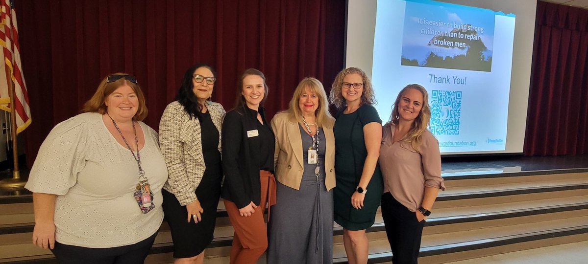 csehawks_OCPS's tweet photo. Thank you to @PavingTheWayFL CEO Jan Edwards for a eye-opening presentation on dangers regarding unchecked social media & internet usage of our children & giving us tools to ensure their safety! Thank you to our amazing SAC & PTA for making this evening possible. #safehawks #ocps https://t.co/aUhG1ihV88