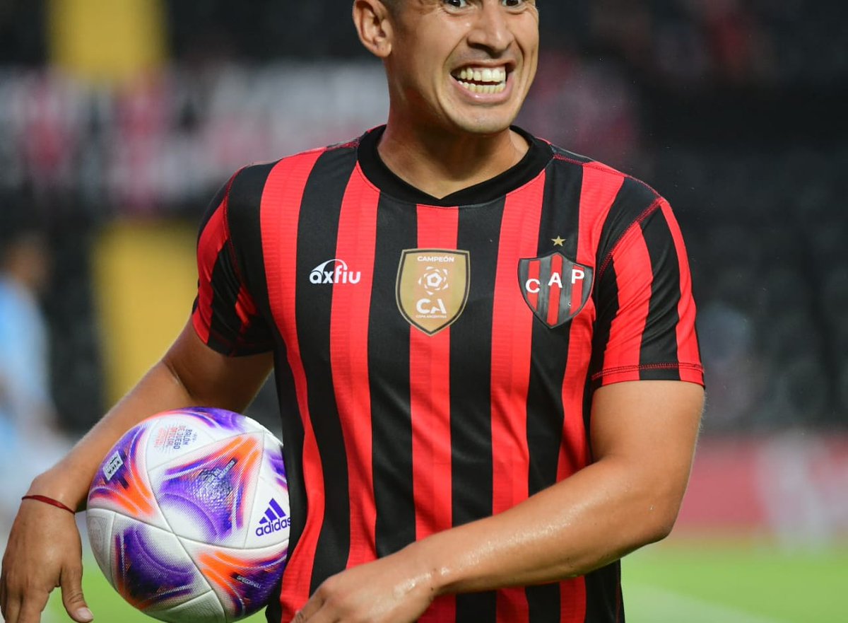 Tengo una enorme emoción. Hoy viví el sorteo de la Libertadores como un partido de Patronato, con los mismos nervios. 
Les había prometido una camiseta. Acá está. A los que den Me Gusta y metan un Retuit. Participan por el sorteo. 
Original, sin sponsors, con el coso de Campeón