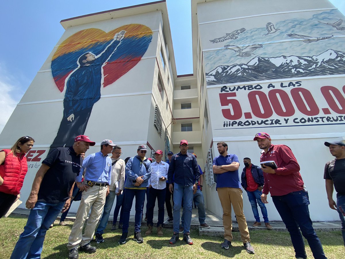 Minhvi_Oficial's tweet photo. 📸 #EnFotos | Comenzamos la semana con una productiva jornada de trabajo como lo ha instruido el Pdte. @NicolasMaduro. En tal sentido el Min. @IMVillarroel1 inspeccionó el Urb. “Terrazas de 5 Águila” en el Edo. Mérida, para continuar consolidando el #VivirViviendo del Pueblo https://t.co/7wsJFa8WsU