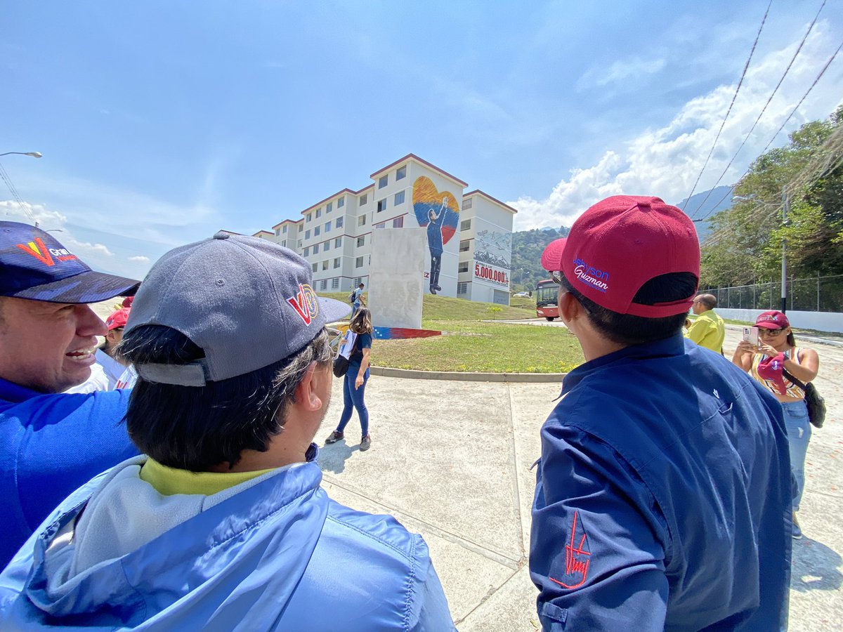 Minhvi_Oficial's tweet photo. 📸 #EnFotos | Comenzamos la semana con una productiva jornada de trabajo como lo ha instruido el Pdte. @NicolasMaduro. En tal sentido el Min. @IMVillarroel1 inspeccionó el Urb. “Terrazas de 5 Águila” en el Edo. Mérida, para continuar consolidando el #VivirViviendo del Pueblo https://t.co/7wsJFa8WsU