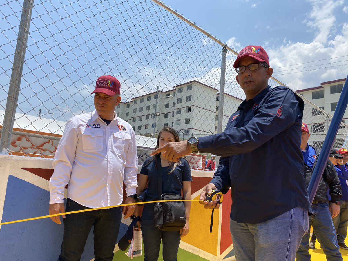 📸 #EnFotos | Comenzamos la semana con una productiva jornada de trabajo como lo ha instruido el Pdte. <a href="/NicolasMaduro/">Nicolás Maduro</a>. En tal sentido el Min. @IMVillarroel1 inspeccionó el Urb. “Terrazas de 5 Águila” en el Edo. Mérida, para continuar consolidando el #VivirViviendo del Pueblo