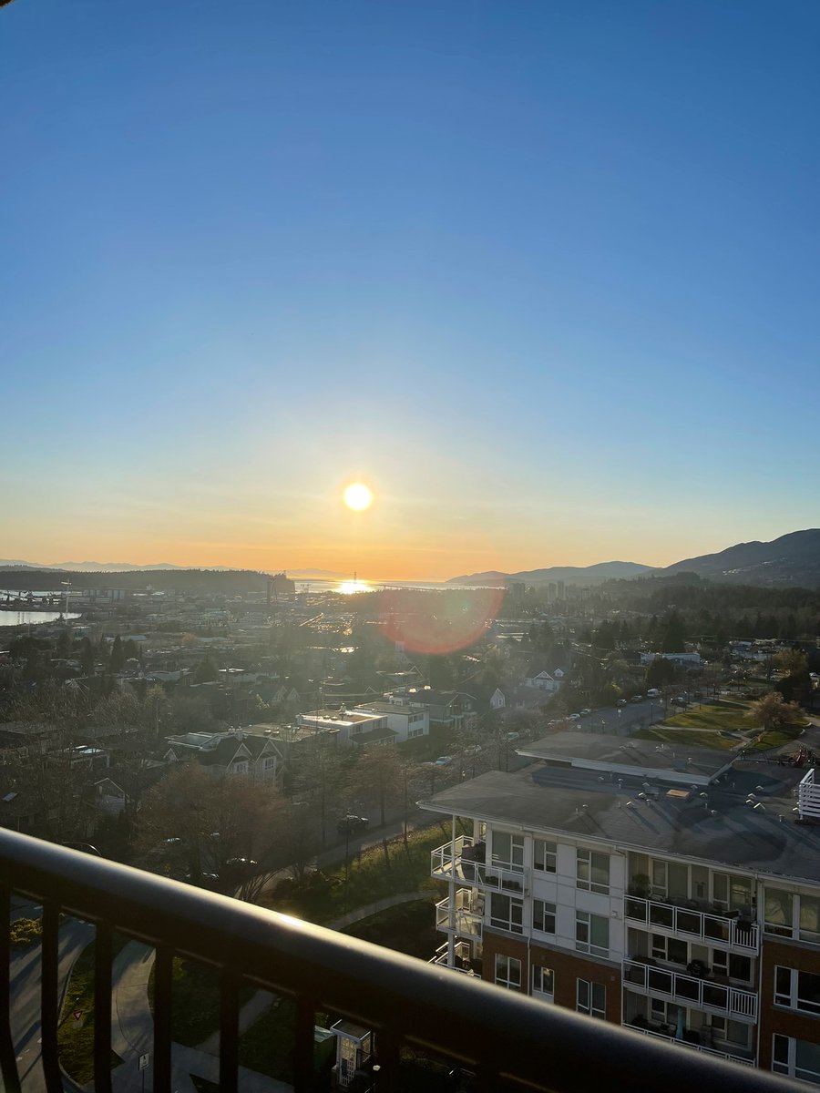 NehiyawSpirit's tweet photo. Enjoying sunset at our condo - not more days to do this. Medicine indeed in the sky filled with brilliant sunshine. #sunset #NorthShore #pisim https://t.co/zZ8pQ59Ojb