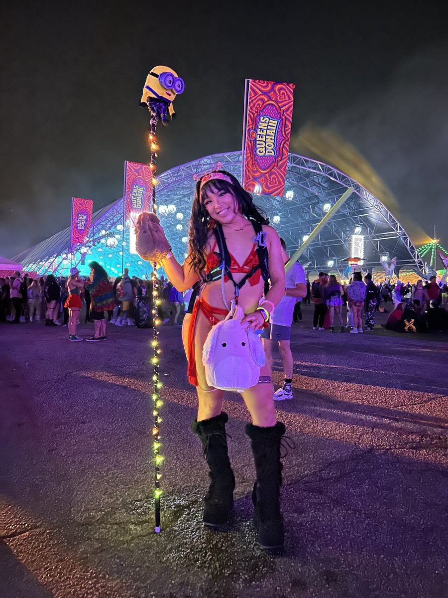 drewlanii's tweet photo. queen of hearts (day 1) vs alice (day 2) #plur #ravegirls #beyondwonderland2023 🌀🐰🍄♠️ https://t.co/GEgUWx2ouV