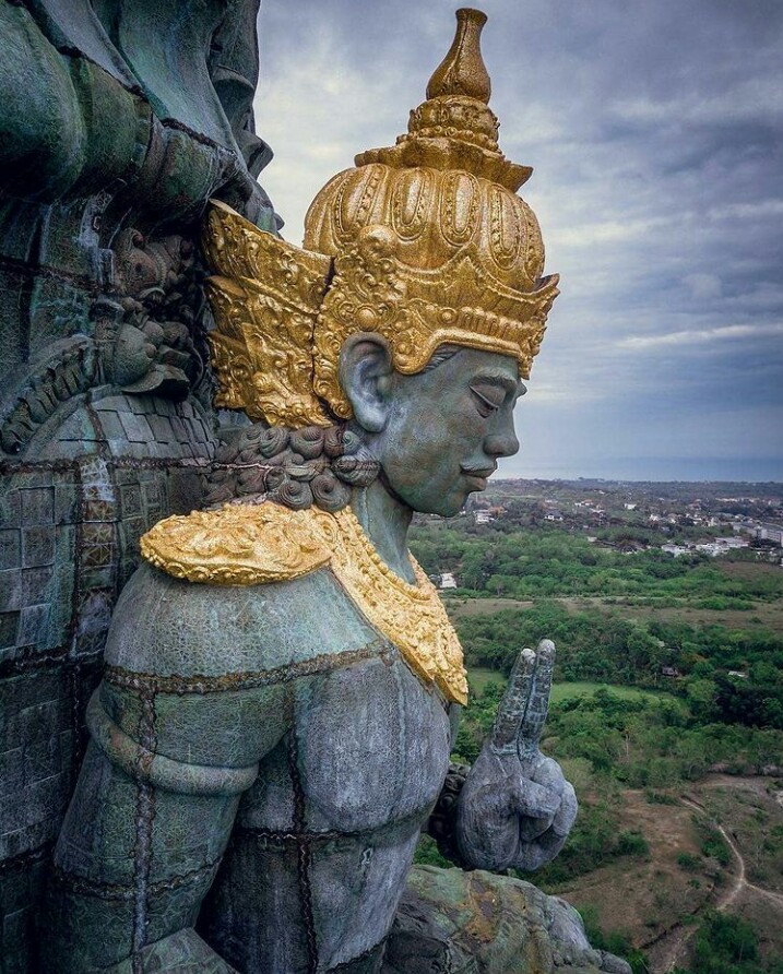 desi_thug1's tweet photo. 12 Extremely Beautiful Murti of Hindu Deities Located outside of Bharat

1. Garuda Wisnu Kencana, Bali Indonesia https://t.co/cJAK1Ev5Tr