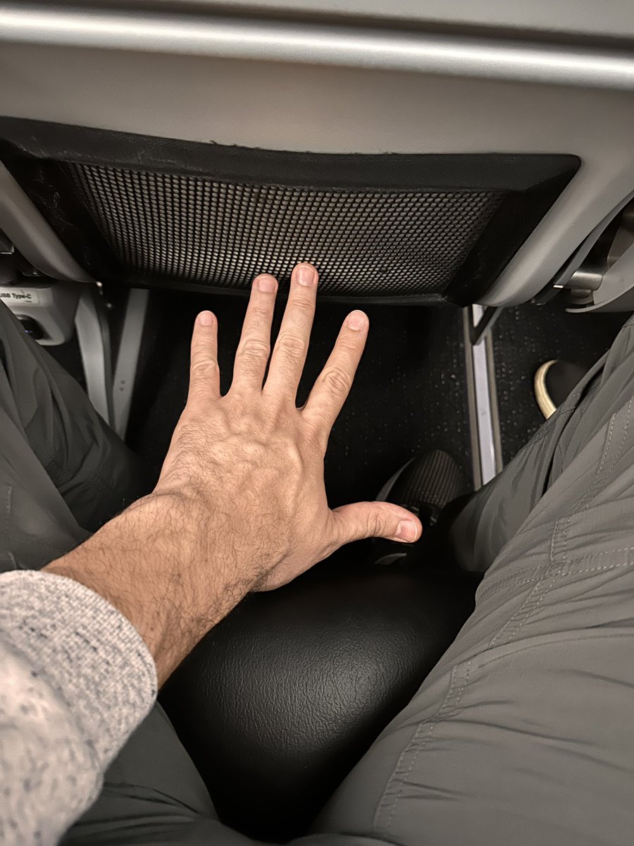 drjuancamiloq's tweet photo. Si mides más de 1.5 mts., no viajes por #avianca. Este es el espacio entre las sillas “Plus”. https://t.co/EsmBnRApcH