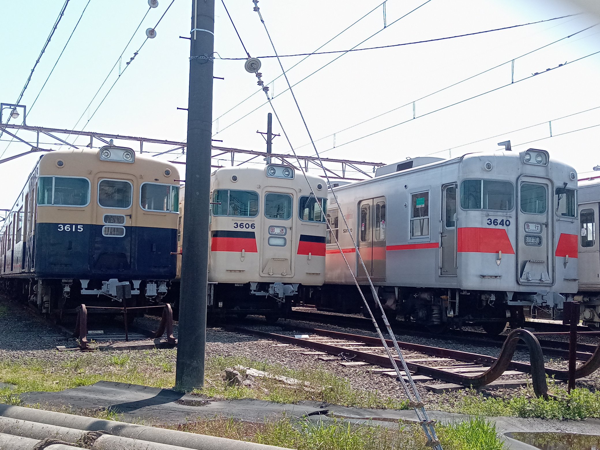 送料無料 電車時計、江ノ電３００型、サザンの名曲が流れます 掛置兼用