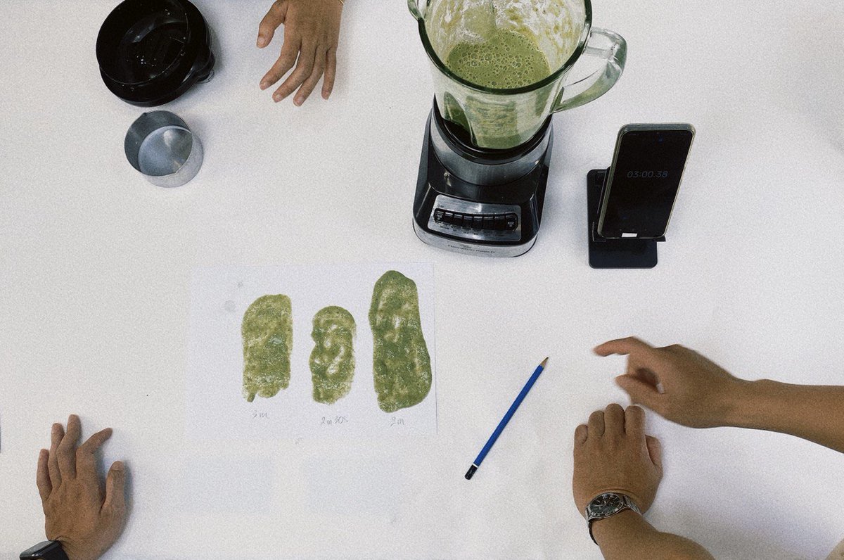 lapvo03's tweet photo. Time to test the smoothness level of full-size blender with green smoothie! Let's see if the machine can blend all types of fruits and vegetables into a smooth and flavorful drink. Stay tuned and follow our results! @TinaPham1602 @NguyenNtk83975 @healthykitch101 https://t.co/AuKFcJNO0v