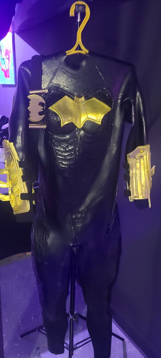 WayneTechSPFX's tweet image. Customized #Batgirl #Arkham suit. The undersuit is lightweight wetsuit fabric coated with rd407 latex rubber, which contains built-in memory that will remember its shape. The fabric is also built-in temperature control to keep you warm in cold Temps and cool in hot Temps.
The…
