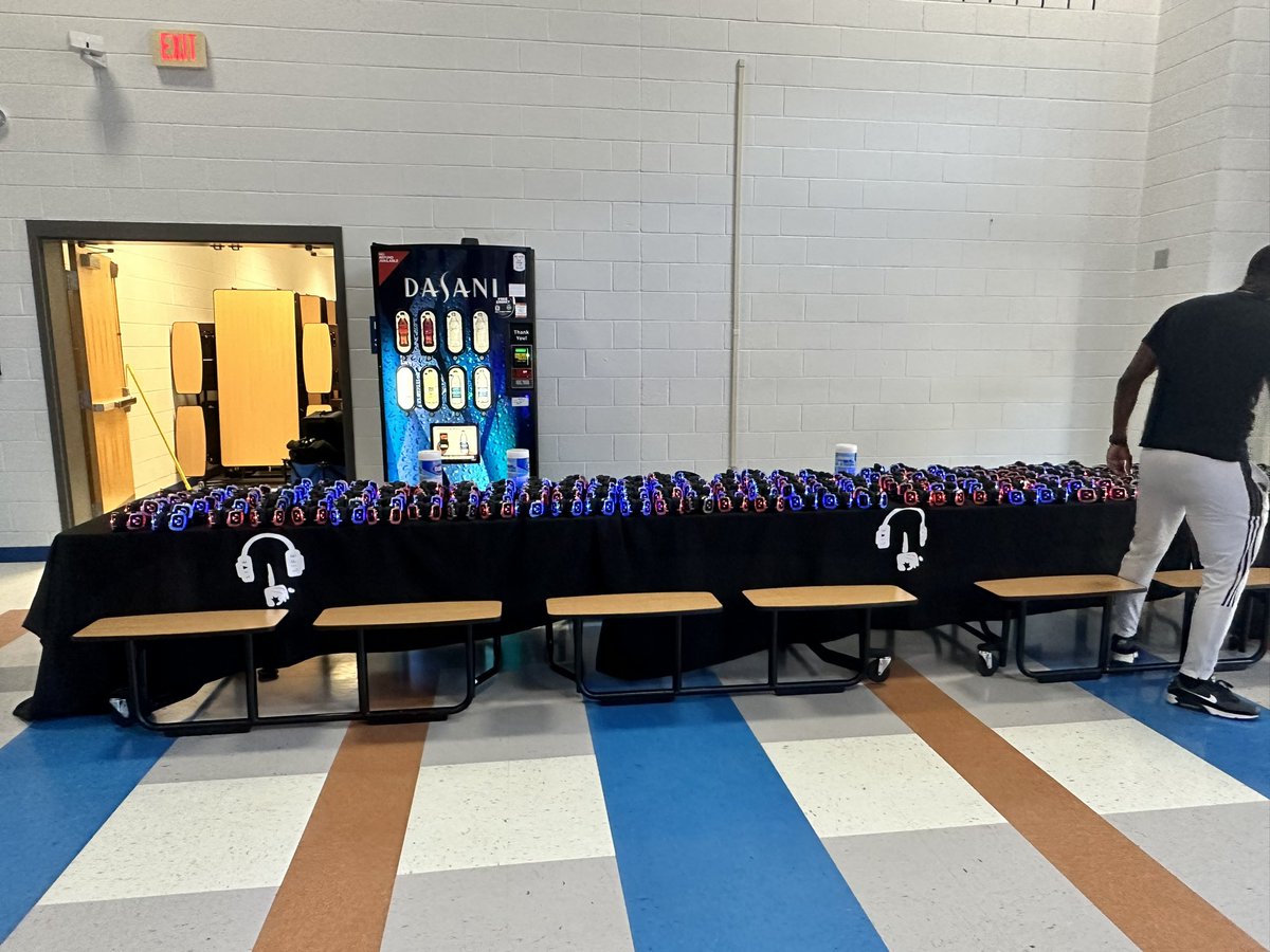 LadyWoodhouse23's tweet photo. WHS Senior Prom Kick Off Week has begun…Day 1: White Lie Day 👕and Silent Listening Party! 🎧 @JarvisAdamsEdu @OneWestlake #YearOfTheWIN #ClassOf2023 #SeniorPromWeek #Part1 https://t.co/C1wbE5PQ1U