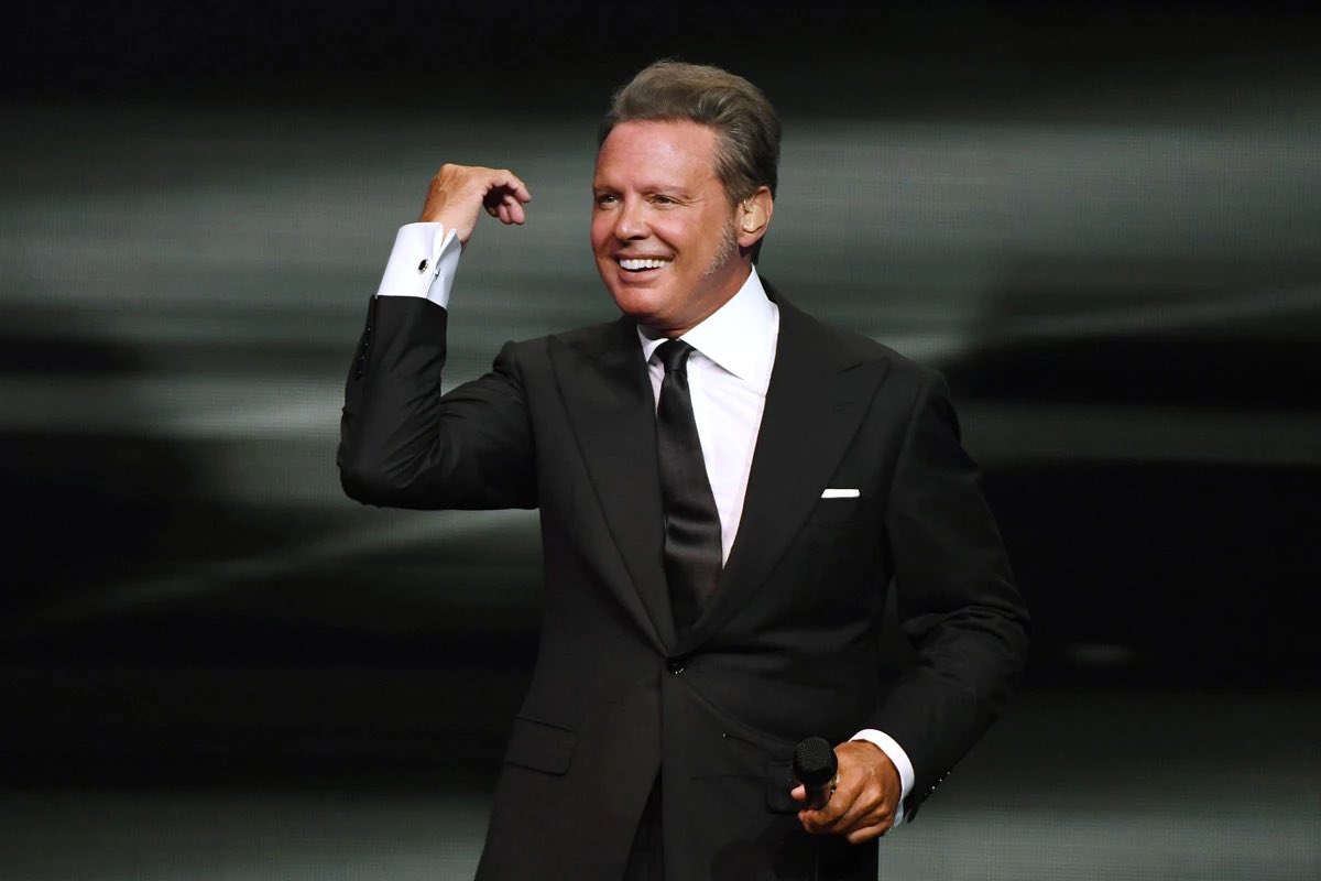 Siempre bello ! El mejor cantante ! Excelente ser humano #LuisMiguel #elrey #elmasquerido