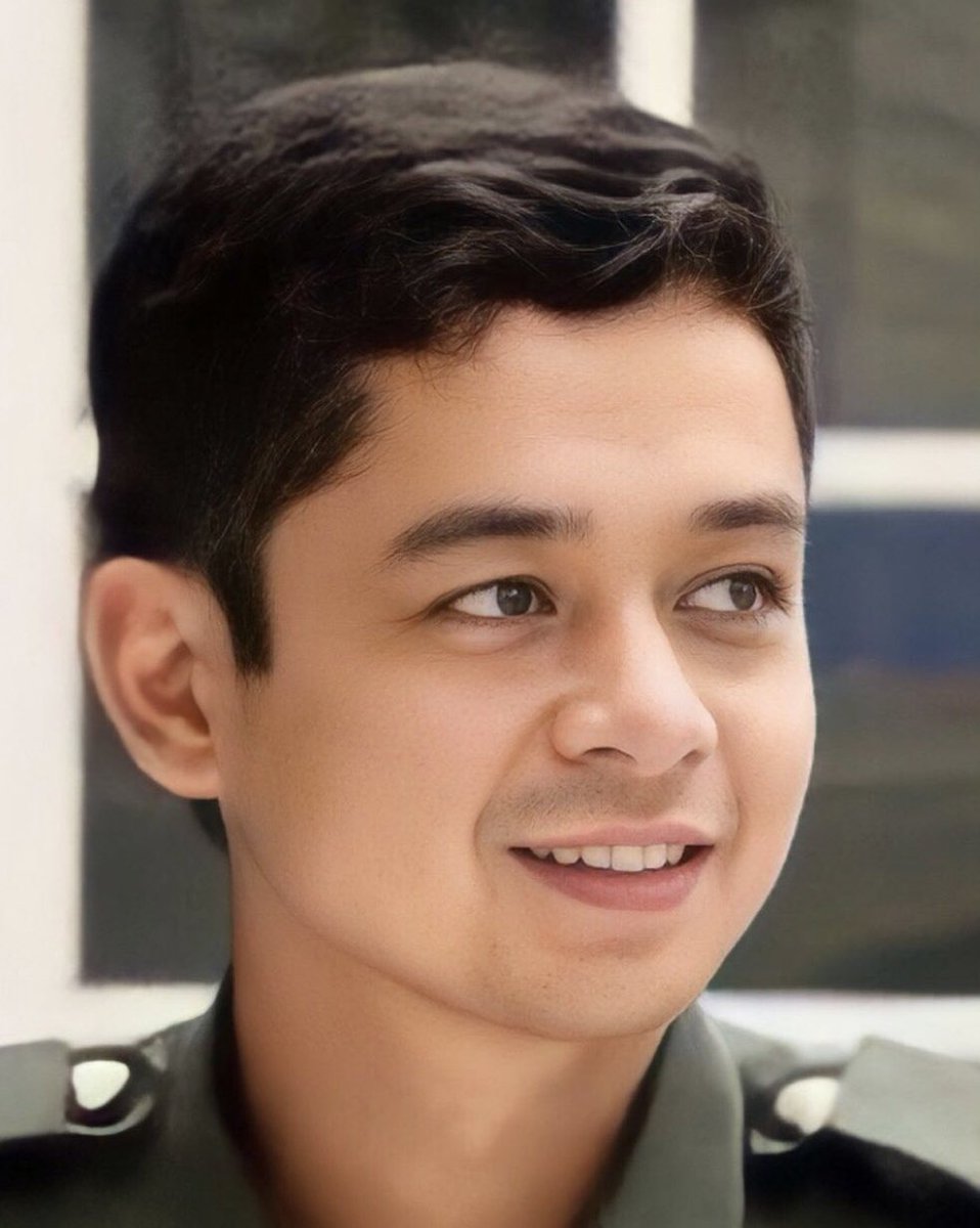 BMVFM's tweet photo. 1. Rakaman video seorang pemuda mirip Tengku Mahkota Pahang sedang menjamu selera di sebuah kedai makan bersama anak dan isterinya tular di media sosial.

“Hahaha kawan saya ni. Nama dia Zulkifli. Memang semua orang ingat dia TM Pahang,” komen seorang netizen. https://t.co/1KkhZMPt8N