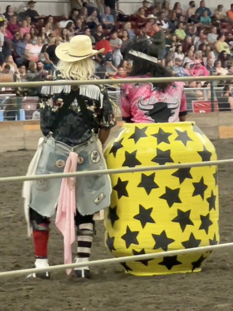 Barrel Talk- What’s said at the barrel, stays at the barrel, unless I forget to turn my mic off 😂

#rodeoclown#barrelman#prorodeo#bullfighters