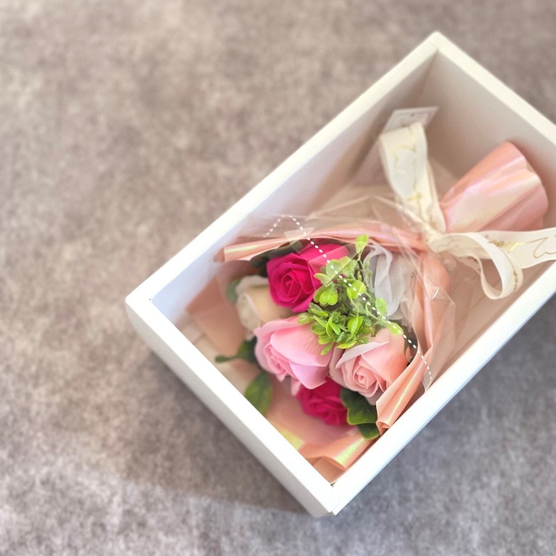 ピンクの #ミニブーケ💐
ちょっとしたプレゼントや、お花好きのお子さまにおすすめの可愛いブーケ🫶

ホワイトBOXに入れてお届けいたします🎁

『モナブーケ・スイートピンク』
他にレッド、オレンジ、ブルー、パープル、スモーキーピンクの計6色✨

#ソープフラワー　#ミレニアムアート