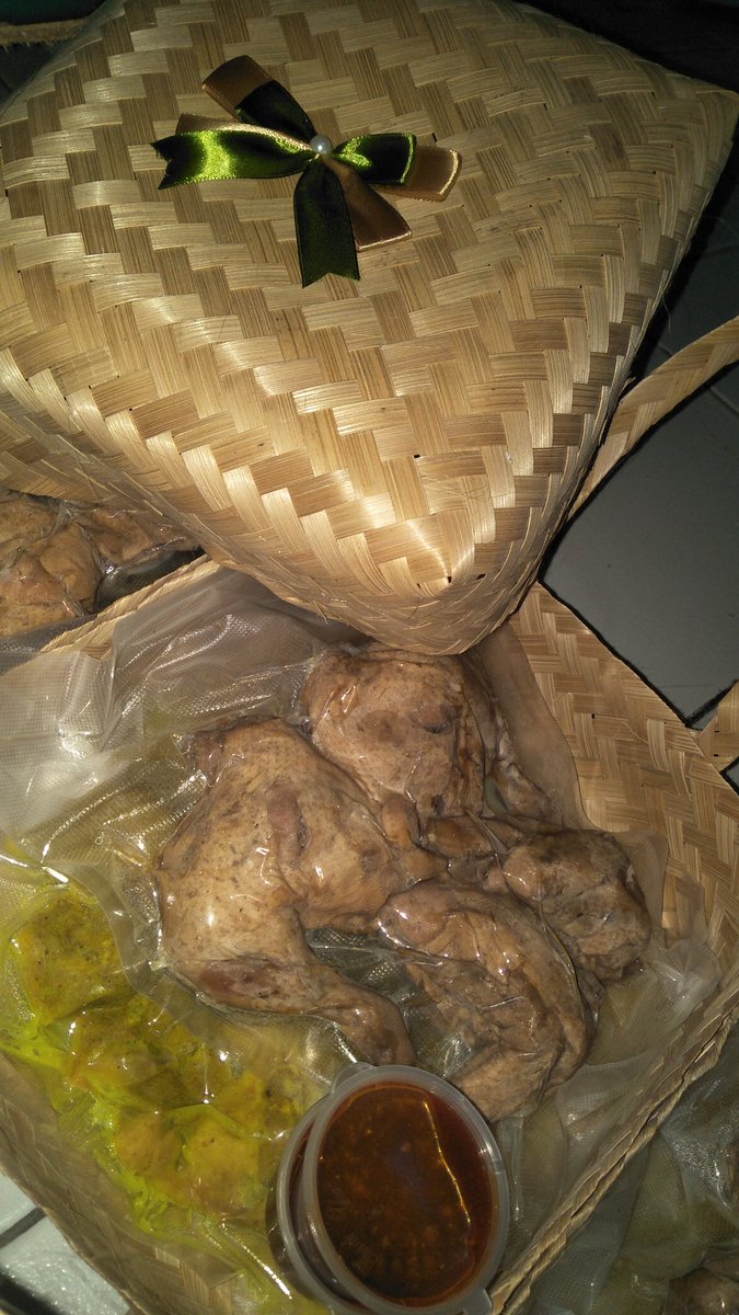 Novitalicious's tweet photo. Open order buat pengiriman jumat,ayam ungkeb bumbu kecap,bumbu kuning plus sambel seuhahnya.bisa request potongan atau 1 bakakak utuh.request hampers jg bisa,kirim makanan sahur atau berbuka buat kerabat,teman atau rekanan,mangga diorder 😍 #UMKMBDG #kulinerbandung #dapoerhawu https://t.co/mYvkMNeNpH