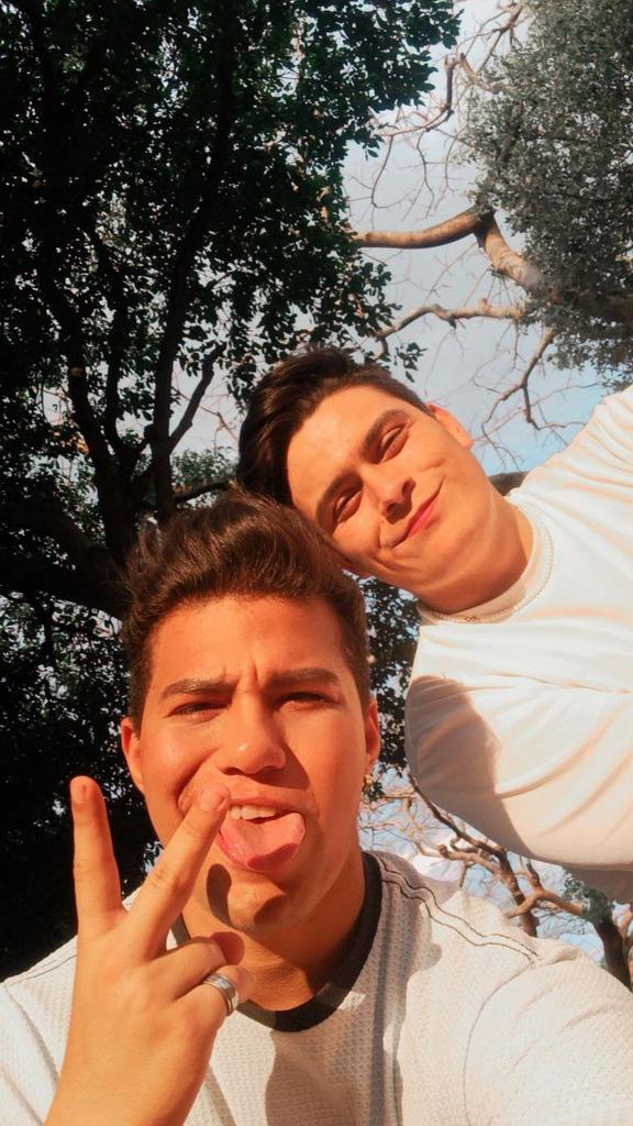 than_rj's tweet photo. Ayer mi novio y yo celebramos nuestro segundo aniversario con un picnic muy bonito; escuchando el nuevo álbum de Lana y disfrutando el atardecer. Te amo inmensamente mi amor gracias por la vida mas bonita ♥️ https://t.co/ONkTTFNxK4