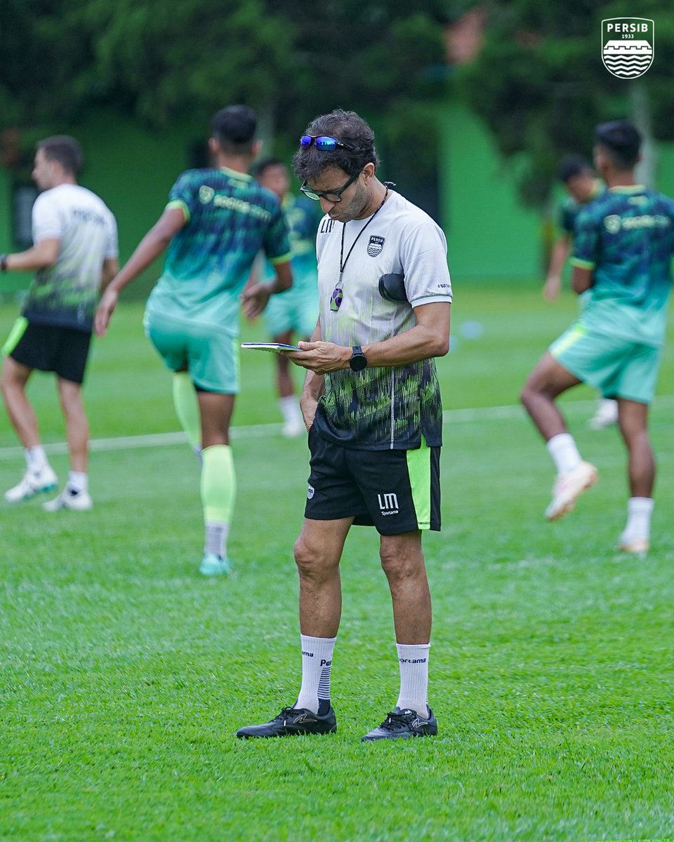 persib's tweet photo. Lebaran sebentar lagi 📝

#PERSIB https://t.co/kbSDJ3H8y3