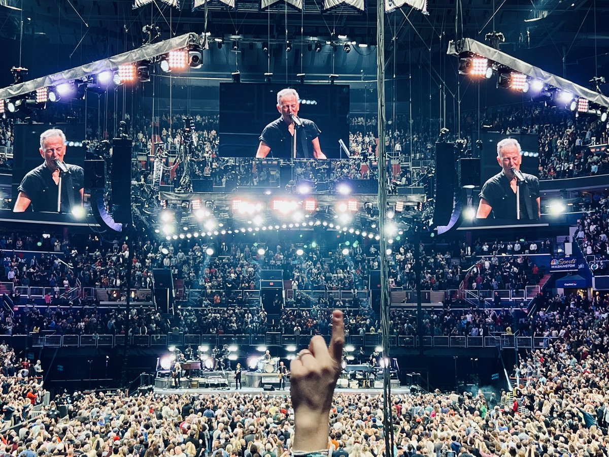 mattbeliveau's tweet photo. @springsteen in D.C. was awesome tonight. @azsweetheart013 Nils looked full@of joy and shredded as only he can. Nothing but joy from this band. https://t.co/jCx2ChGY5w