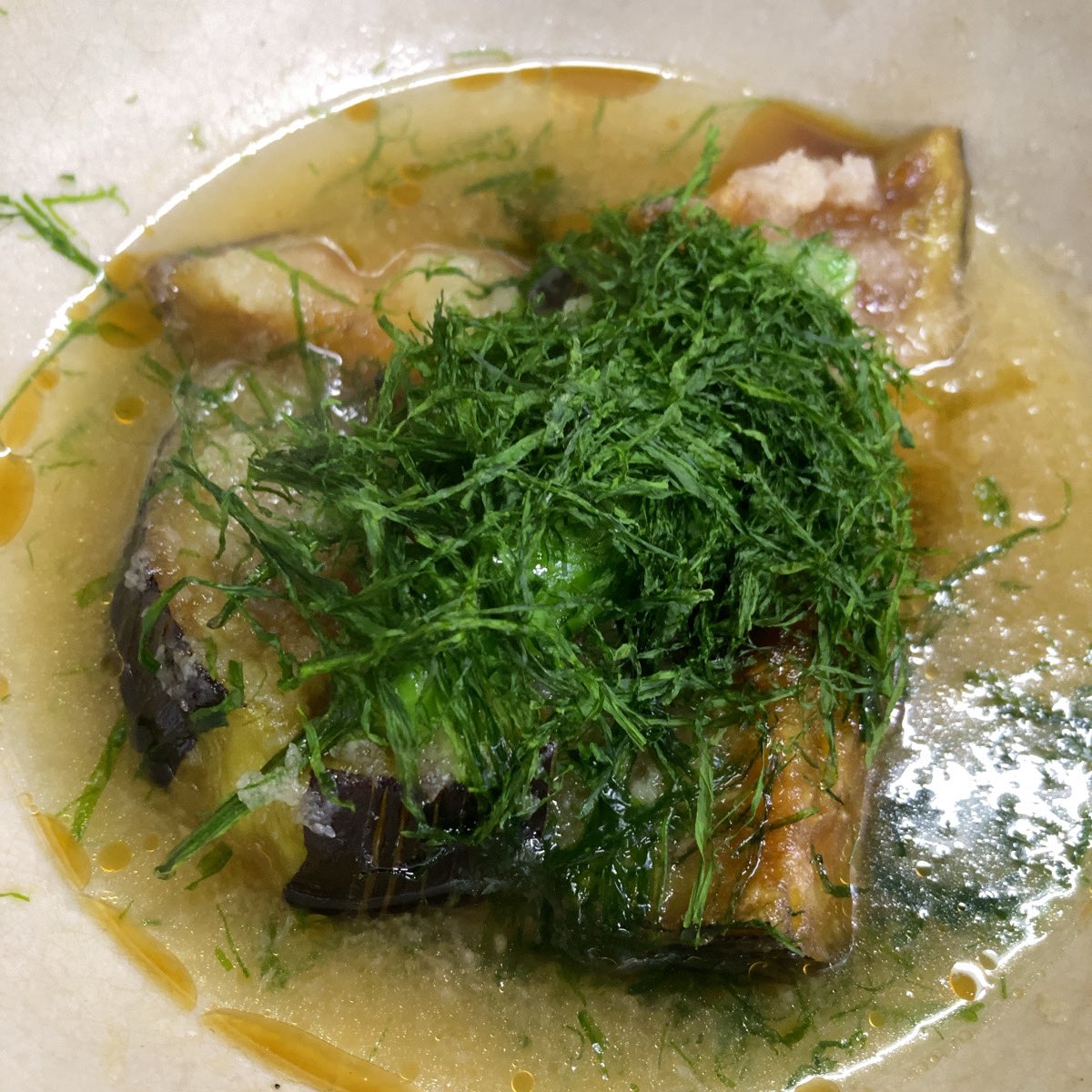 yoswht's tweet photo. ビールの後は日本酒で。赤ナスの揚げ出し、鶏ハムの実山椒巻き、ズッキーニの肉巻きフライを追加。
#一やのごはん https://t.co/DCxE1NKAol