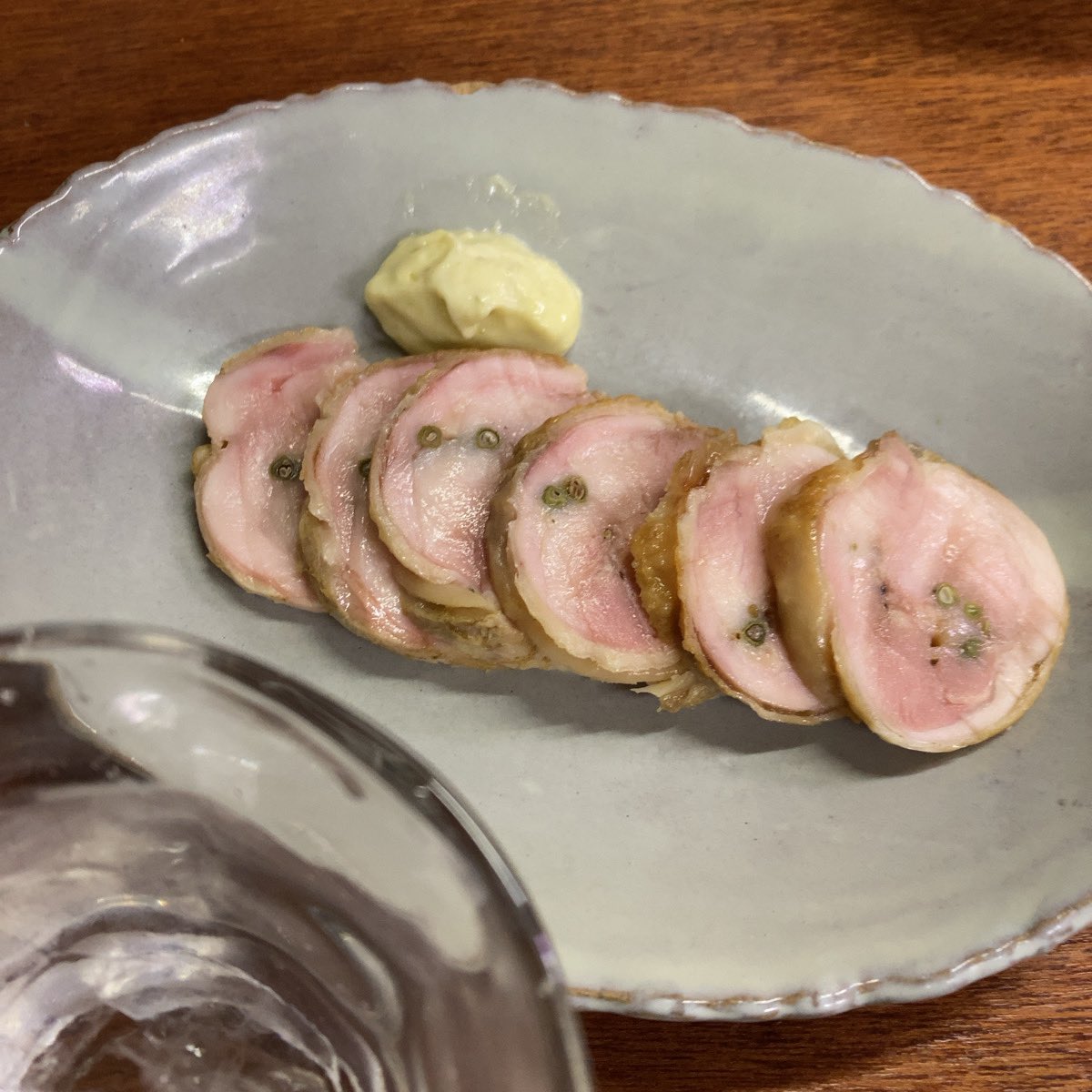 yoswht's tweet photo. ビールの後は日本酒で。赤ナスの揚げ出し、鶏ハムの実山椒巻き、ズッキーニの肉巻きフライを追加。
#一やのごはん https://t.co/DCxE1NKAol