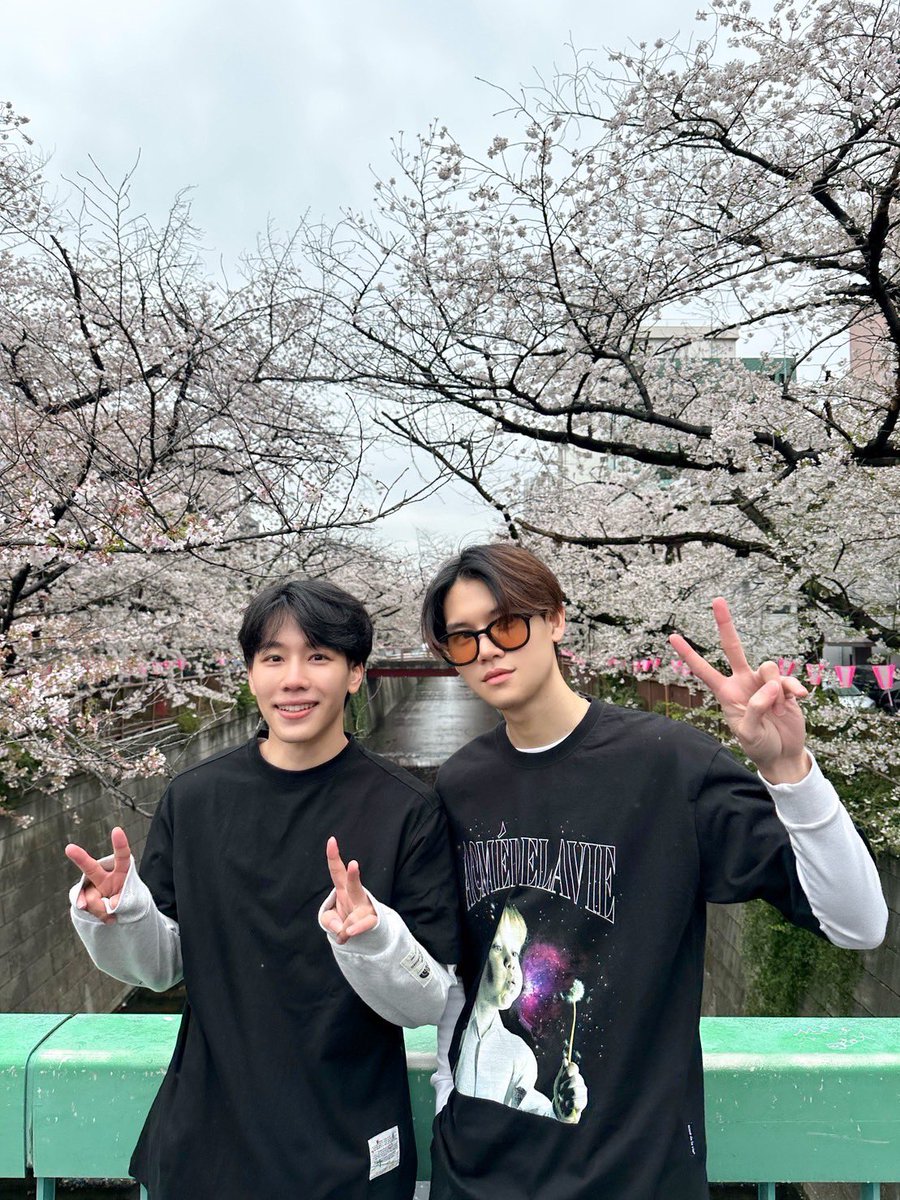 theoneyin's tweet photo. ความเสื้อคู่ ท่ามกลางดอกซากุระ 😊

#YinWarJapanFanMeeting 
#yinyin_anw Yin Anan @yinyin_anw #warwanarat #หยิ่นวอร์ #YINWAR https://t.co/rvZgtNjFRI