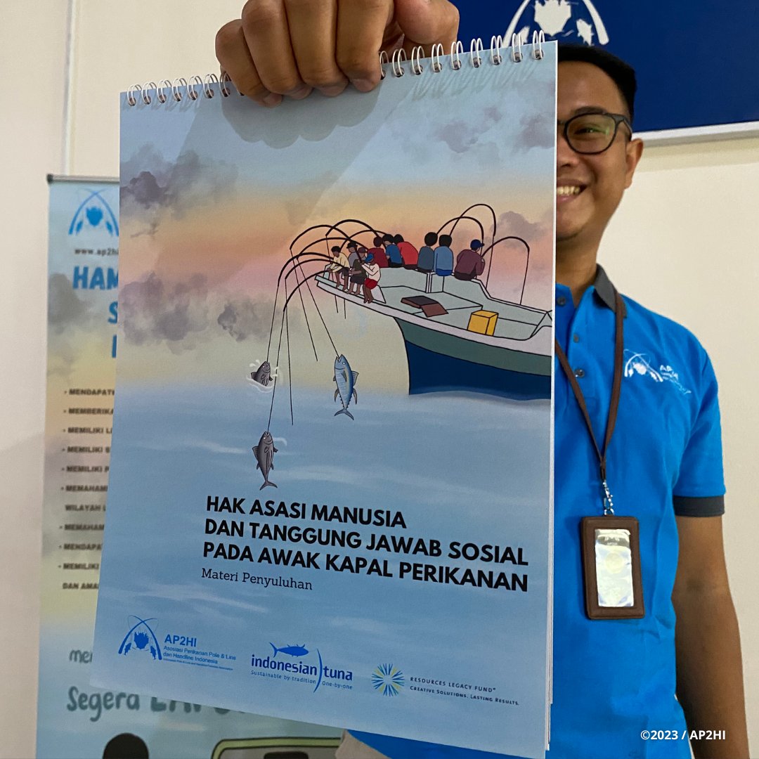 AP2HI_'s tweet photo. AP2HI launched #HumanRights and #SocialResponsibility materials adapted from new principle FisheryProgress added in May 2021 to provide easier access for fishery actors.
Full story on our Website: https://t.co/zQtECw1JYY
#IndonesianTuna #OneByOne #FIP #4thprinciple https://t.co/Fvi8MK0s2c