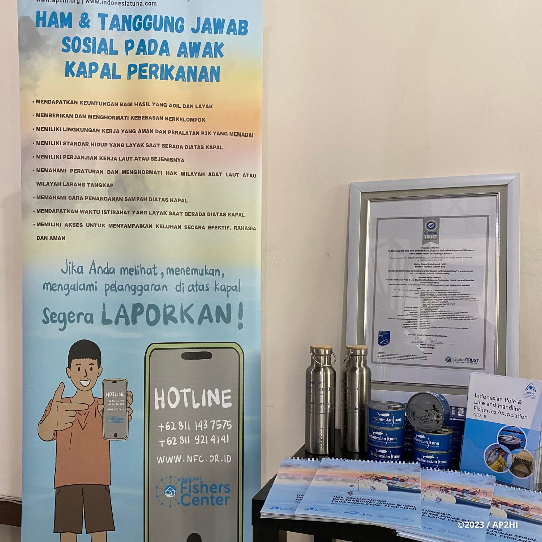 AP2HI_'s tweet photo. AP2HI launched #HumanRights and #SocialResponsibility materials adapted from new principle FisheryProgress added in May 2021 to provide easier access for fishery actors.
Full story on our Website: https://t.co/zQtECw1JYY
#IndonesianTuna #OneByOne #FIP #4thprinciple https://t.co/Fvi8MK0s2c
