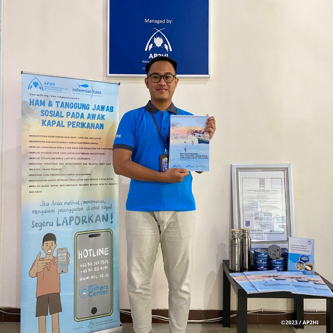 AP2HI_'s tweet photo. AP2HI launched #HumanRights and #SocialResponsibility materials adapted from new principle FisheryProgress added in May 2021 to provide easier access for fishery actors.
Full story on our Website: https://t.co/zQtECw1JYY
#IndonesianTuna #OneByOne #FIP #4thprinciple https://t.co/Fvi8MK0s2c