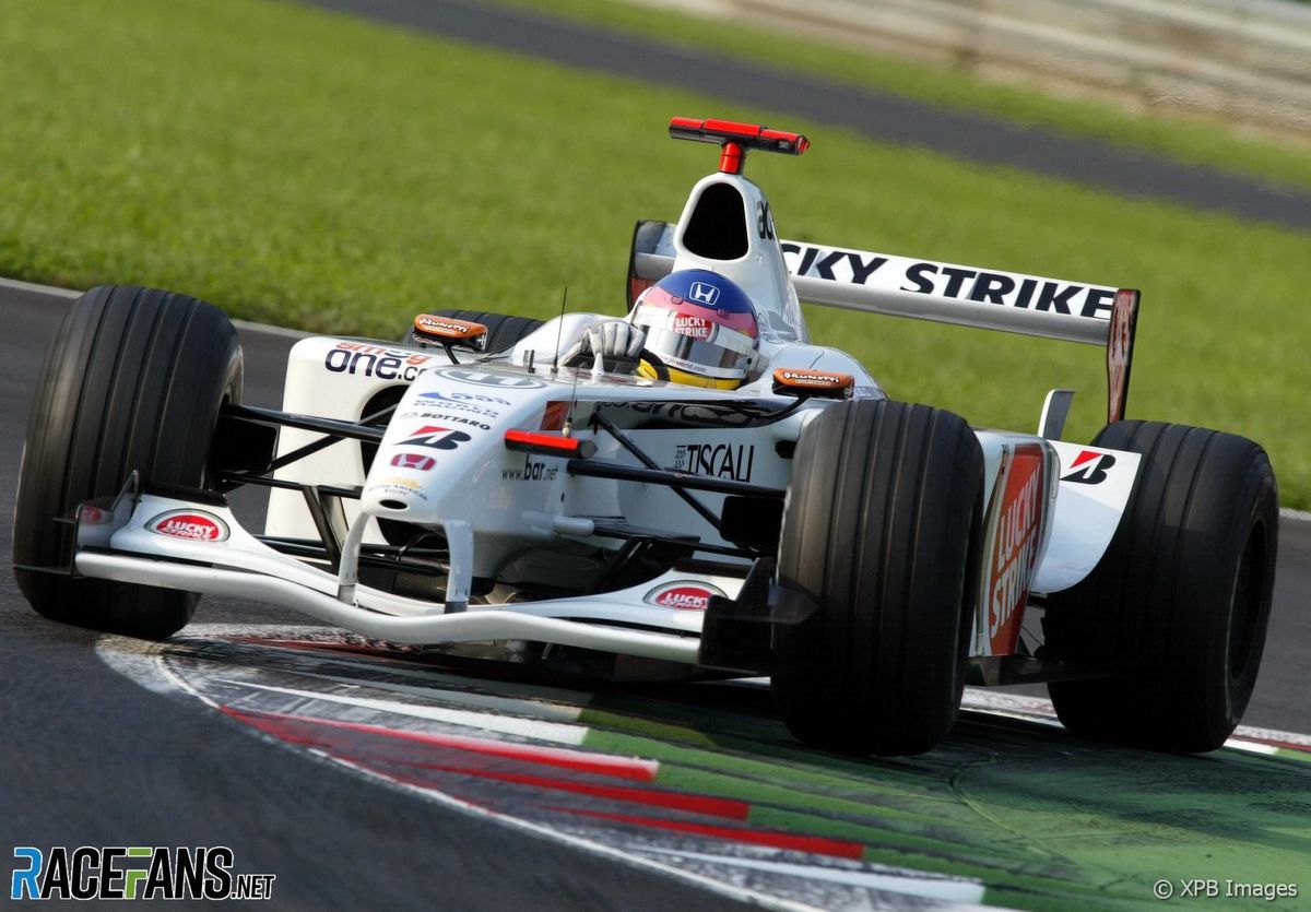 CrystalRacing's tweet photo. Throughout 1997, neither Jacques Villeneuve nor Michael Schumacher stood on the podium together

They did stand together on the podium at 2001 Spain, when MS won and JV took 3rd when Hakkinen broke down on the final lap #F1 https://t.co/pNoDufY62V