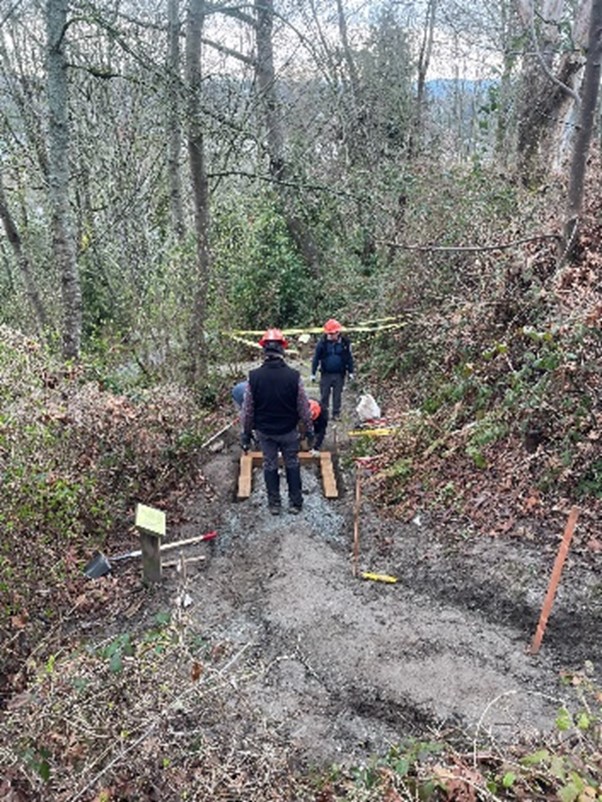 SeattleParks's tweet photo. A shout out to crews who have been working with the Washington Trails Association to install box steps at Lake People Park. Though this job ran into many obstacles, crews are continuing to finish the project and are determined to win!
#ParkProud https://t.co/q42MfKR0GR