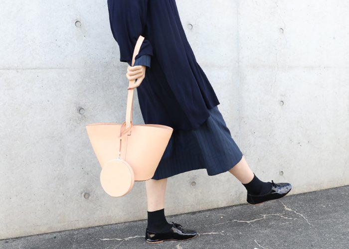 Palmmaisonstore's tweet image. #BuildingBlock #ビルディングブロック SHORT BASKET in Natural[28/C.Natural]

小ぶりなバケツタイプのバスケット。底面は大きく円形にマチが取られているので収納力が高く、開閉口も大きく開いているので取り出しがスムーズ。

store.palm-jpn.com/c/buildingbloc…