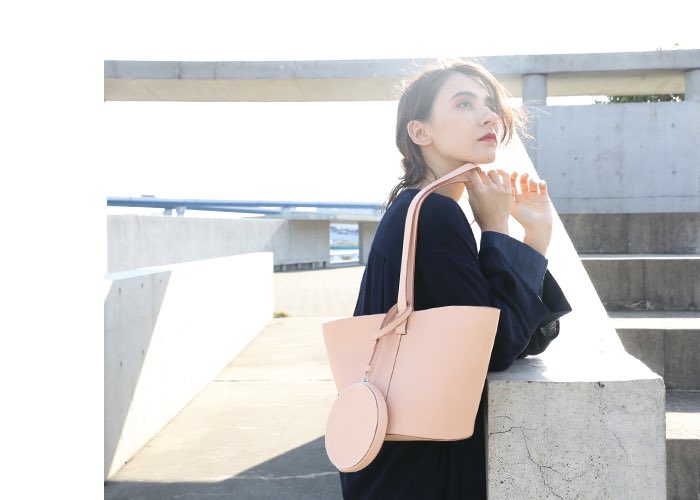 Palmmaisonstore's tweet image. #BuildingBlock #ビルディングブロック SHORT BASKET in Natural[28/C.Natural]

小ぶりなバケツタイプのバスケット。底面は大きく円形にマチが取られているので収納力が高く、開閉口も大きく開いているので取り出しがスムーズ。

store.palm-jpn.com/c/buildingbloc…