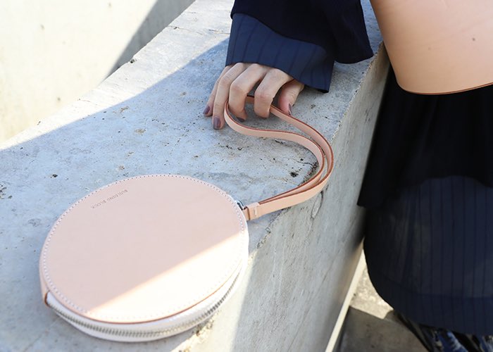 Palmmaisonstore's tweet image. #BuildingBlock #ビルディングブロック SHORT BASKET in Natural[28/C.Natural]

小ぶりなバケツタイプのバスケット。底面は大きく円形にマチが取られているので収納力が高く、開閉口も大きく開いているので取り出しがスムーズ。

store.palm-jpn.com/c/buildingbloc…