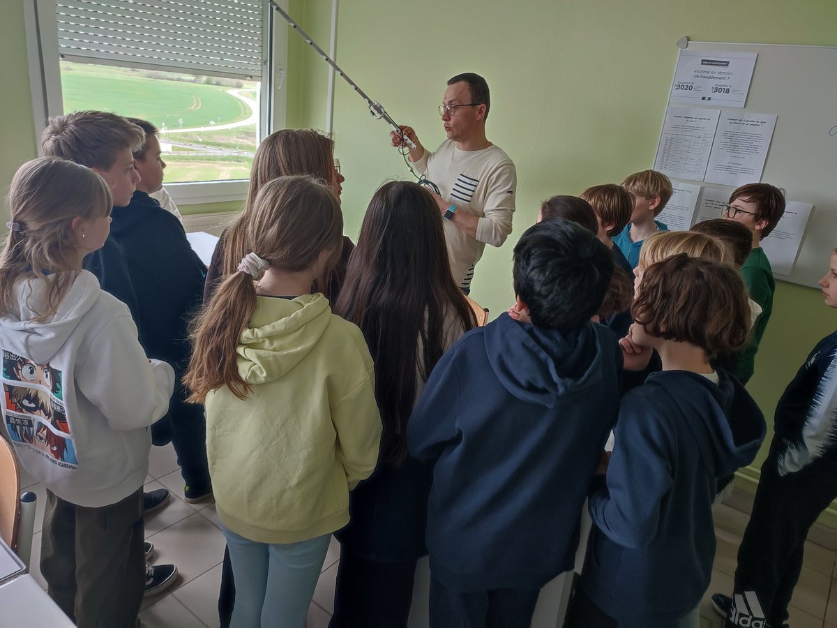 damienplontz's tweet photo. Il se passe qqc au @CLGSEITLINGER. M. Aubert, prof. de sc. physiques accueille les CM2 de Petit-Réd. #liaisonCycle3. Projet sciences dans le cadre du TER. Au programme, carboglace, préparation du lancement du ballon stratosphérique. SAVE THE DATE 13 juin @Dsden57 @RLaganier https://t.co/ZsExt8uSfs