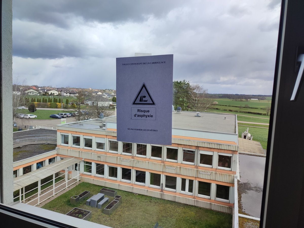 damienplontz's tweet photo. Il se passe qqc au @CLGSEITLINGER. M. Aubert, prof. de sc. physiques accueille les CM2 de Petit-Réd. #liaisonCycle3. Projet sciences dans le cadre du TER. Au programme, carboglace, préparation du lancement du ballon stratosphérique. SAVE THE DATE 13 juin @Dsden57 @RLaganier https://t.co/ZsExt8uSfs