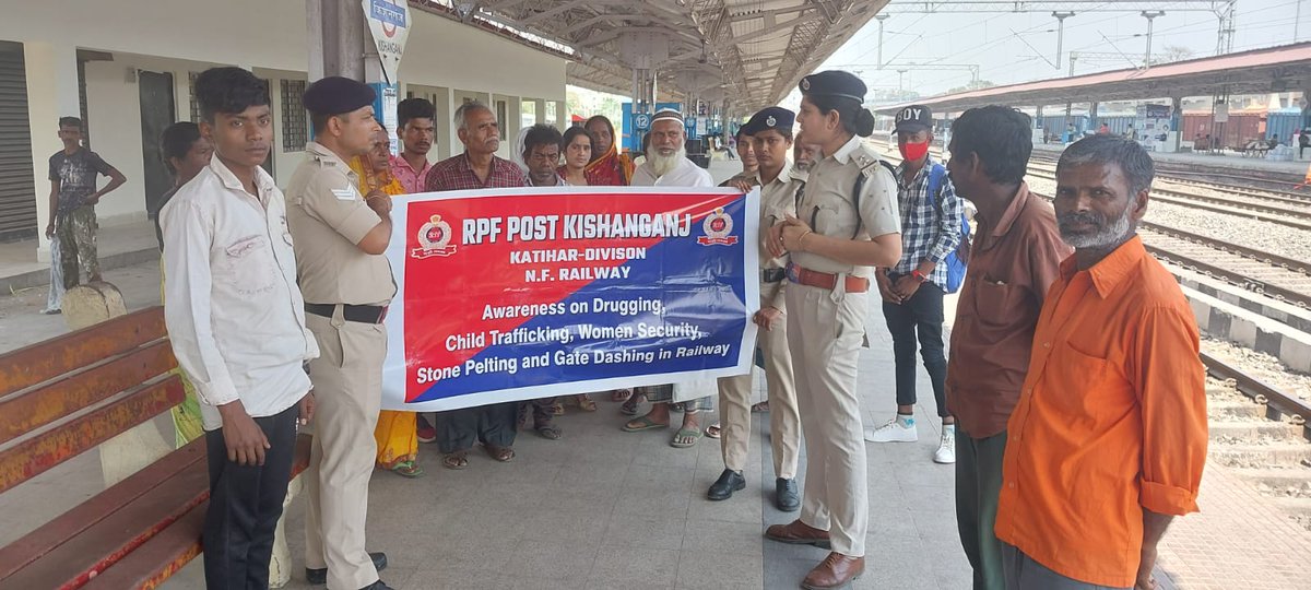 Under #Operation_Janjagaran, RPF Katihar organised mega awareness drive throughout the Katihar Division to aware masses on various menace like Stone pelting on train, drugging, traffickin, Gate dashing etc.
#operation_Janjagaran 

<a href="/drm_kir/">drmkatihar</a> <a href="/rpf_nfr1/">RPFNFR</a> <a href="/RPF_INDIA/">RPF INDIA</a>